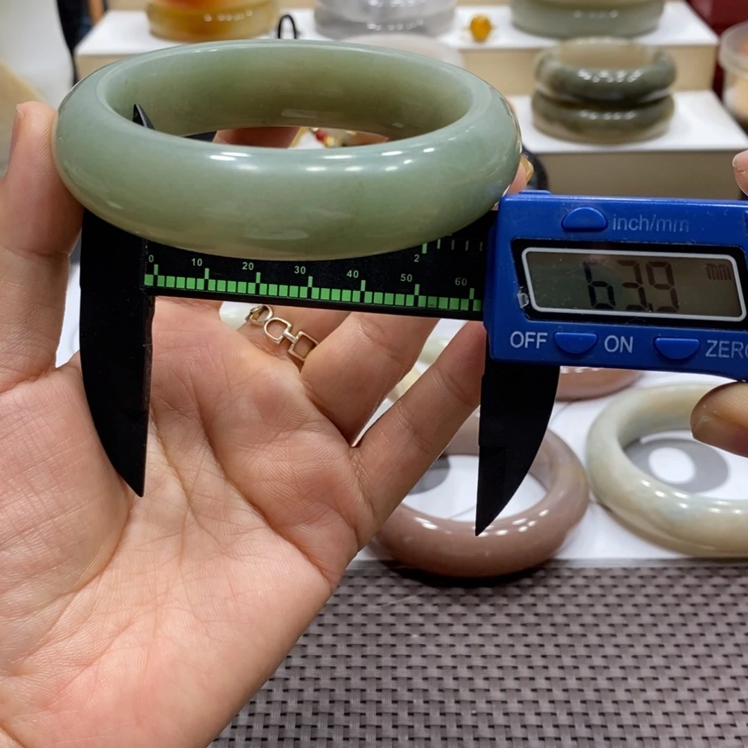未镶嵌手镯石英岩玉