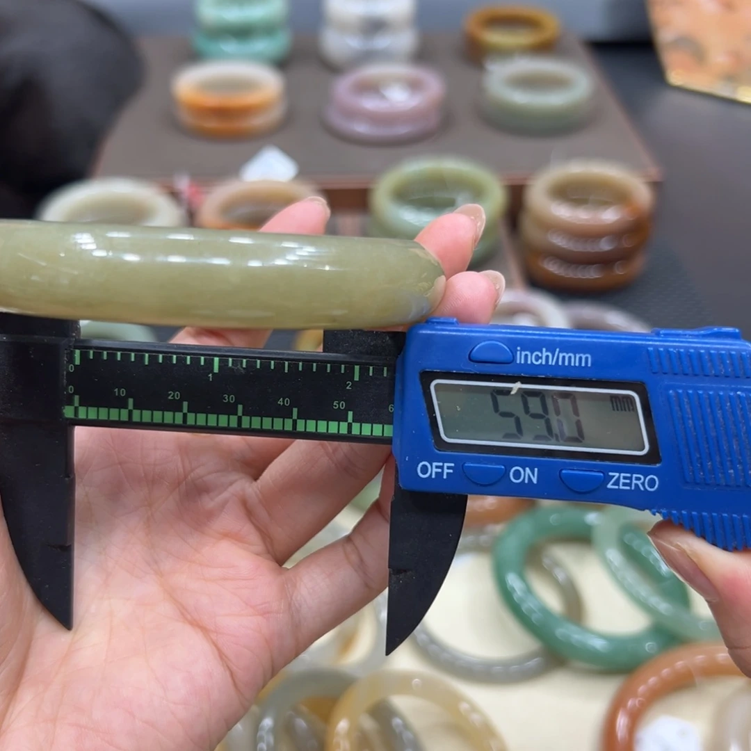 未镶嵌手镯石英质玉