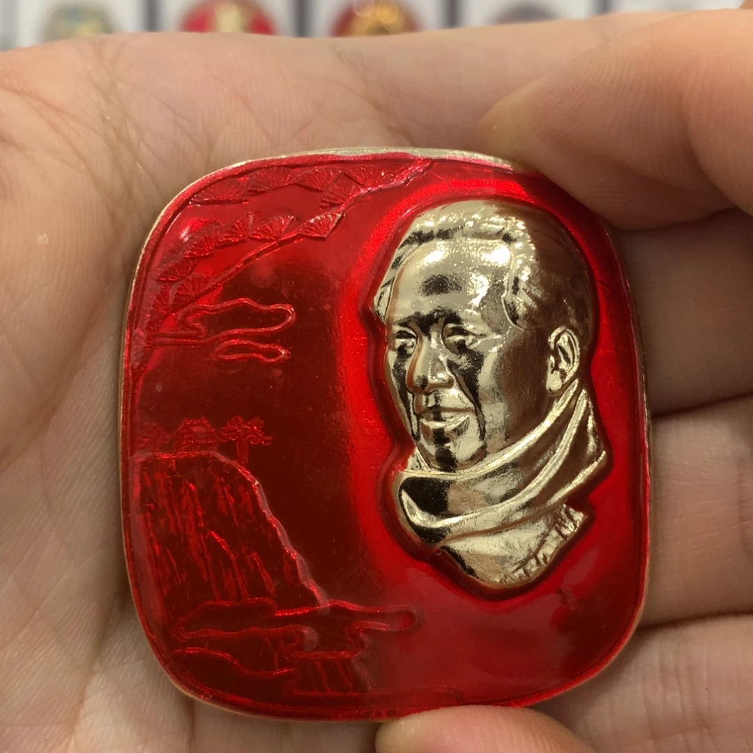 铝精品红色纪念章一枚。