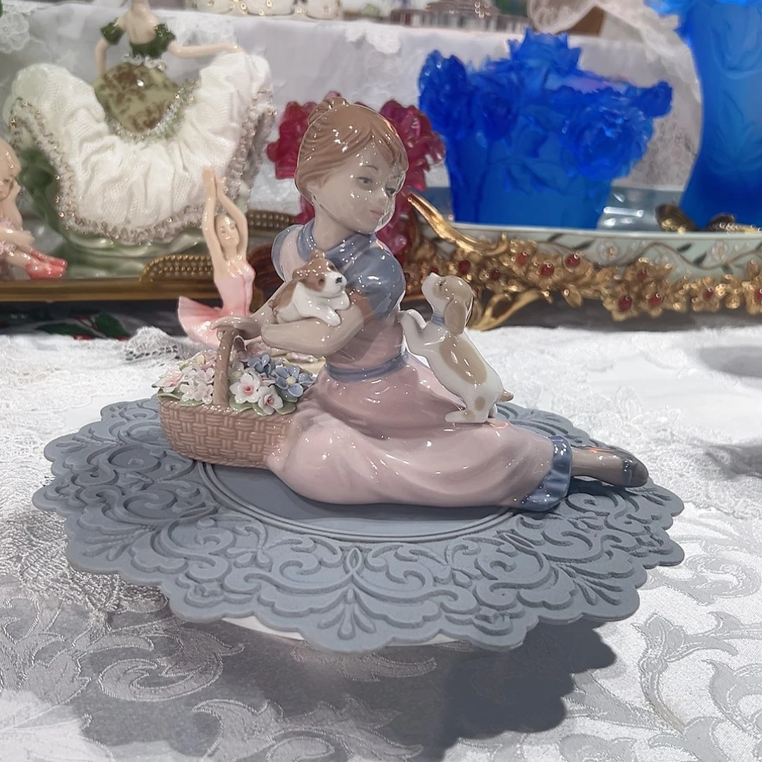 陶瓷0277骨瓷联名款逗狗女孩摆件