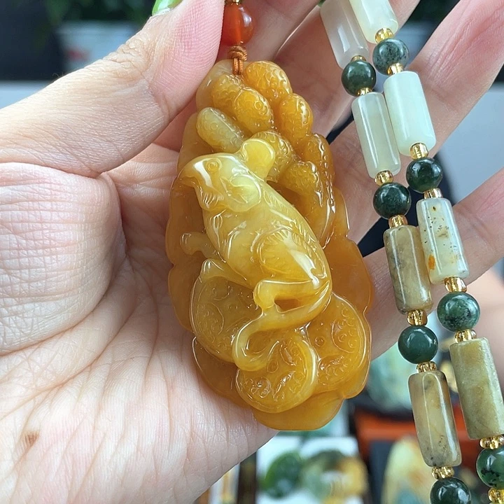 蛇纹石玉未镶嵌颈饰