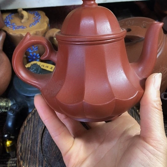 茶壶紫砂原矿泥料手工制作的一把紫砂壶。