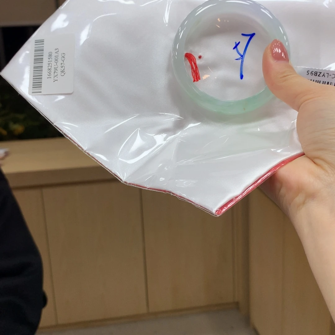 翡翠手镯未镶嵌不退不换