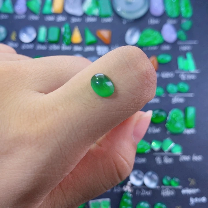 颈饰未镶嵌翡翠蛋面