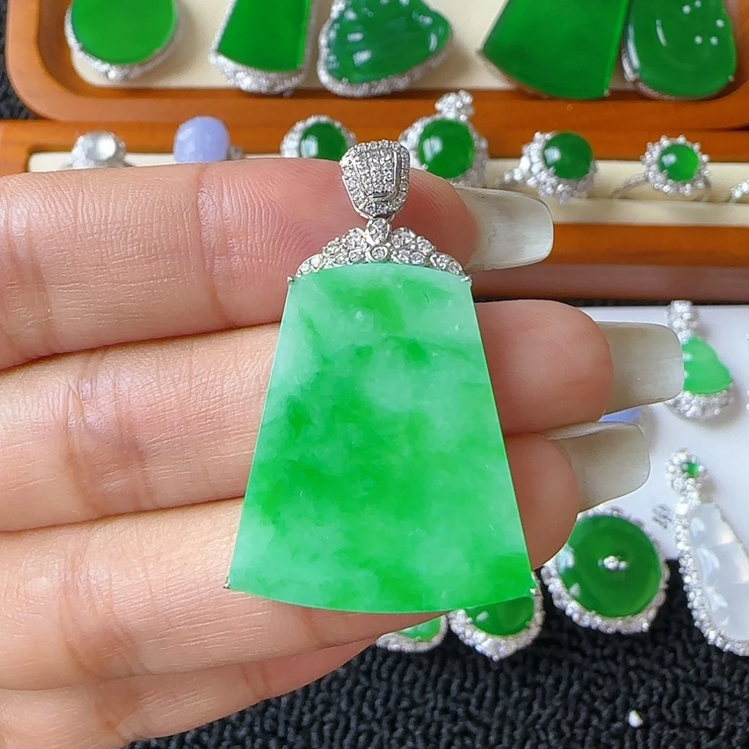 翡翠18K金镶嵌颈饰吊坠