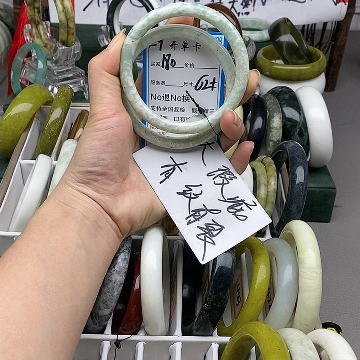 蛇纹石玉未镶嵌手镯