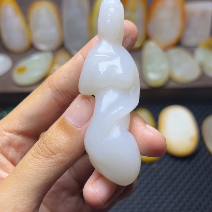 盛***唐颈饰未镶嵌和田玉