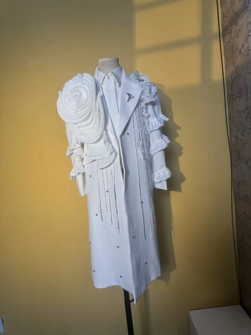 大白色带钻装饰潮服多巴胺潮服模特走秀潮服时尚