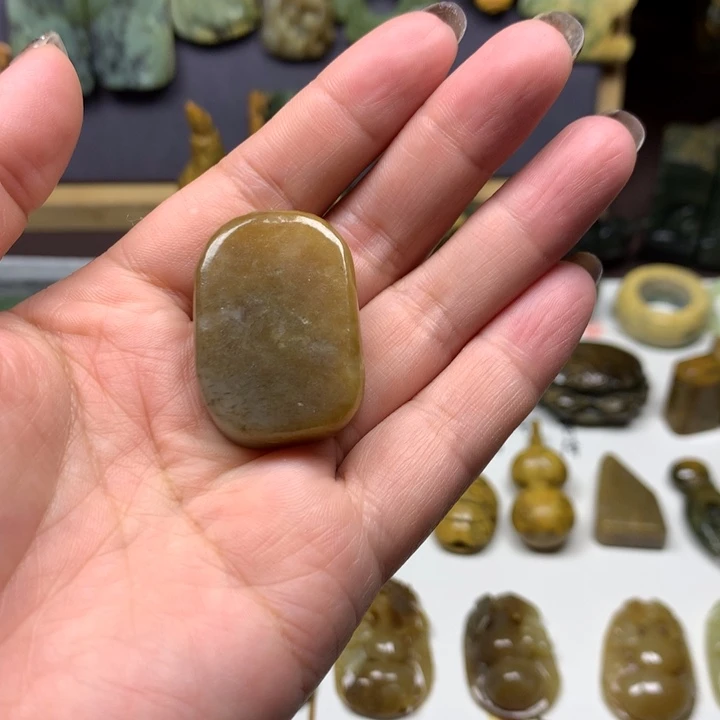 透闪石质玉未镶嵌颈饰