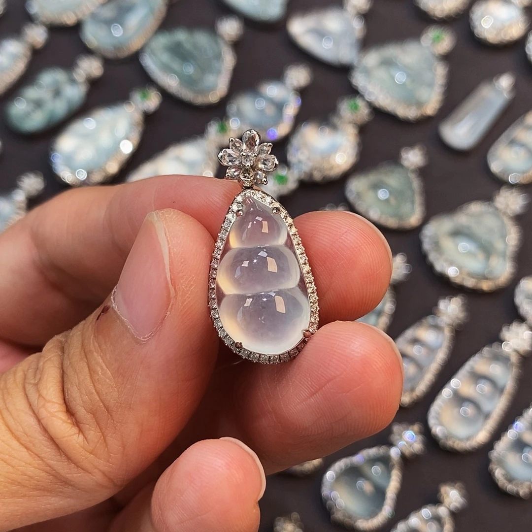 翡翠18K金镶嵌颈饰