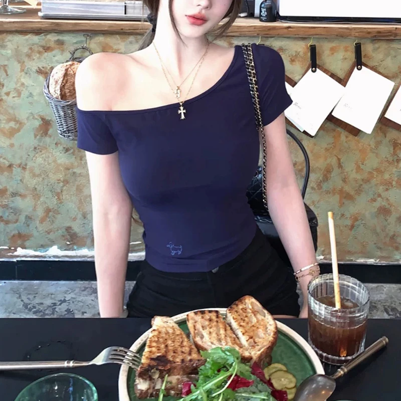 【mimius】L 元气辣妹斜肩设计感短袖修身上衣 G04242