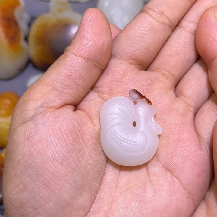 魏***魏和田玉未镶嵌颈饰
