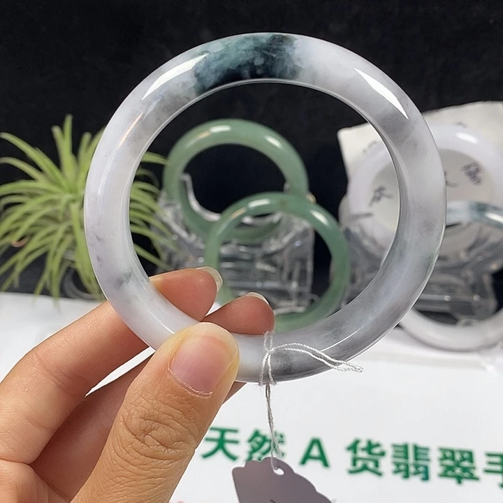 未镶嵌手镯翡翠45号。 58.7圈