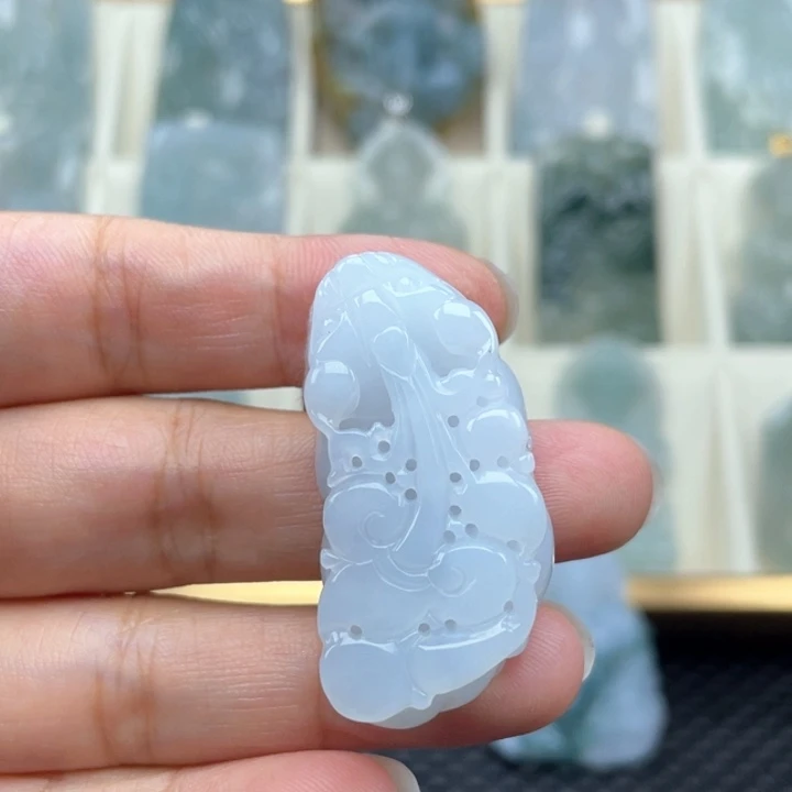 翡翠未镶嵌颈饰貔貅