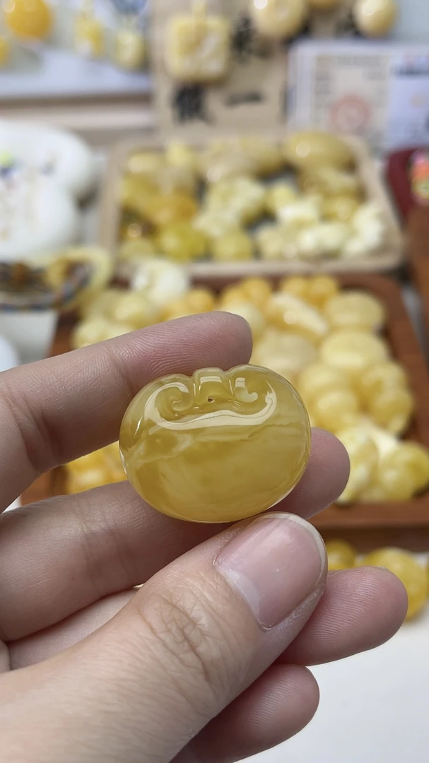 天然蜜蜡如意锁女款吊坠，卡23.3✖️28.9✖️17.3，7.2女款