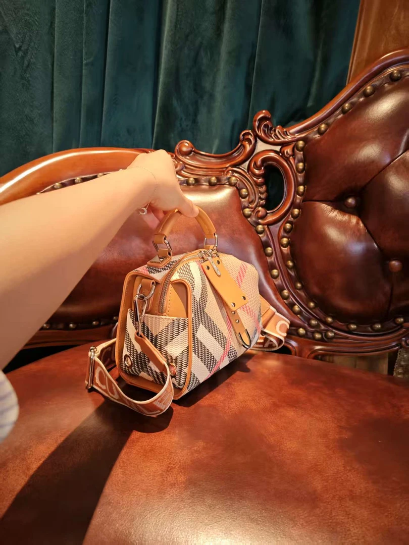 （颜色随机发）2025新款枕头包手提单肩斜挎包6033-1-02