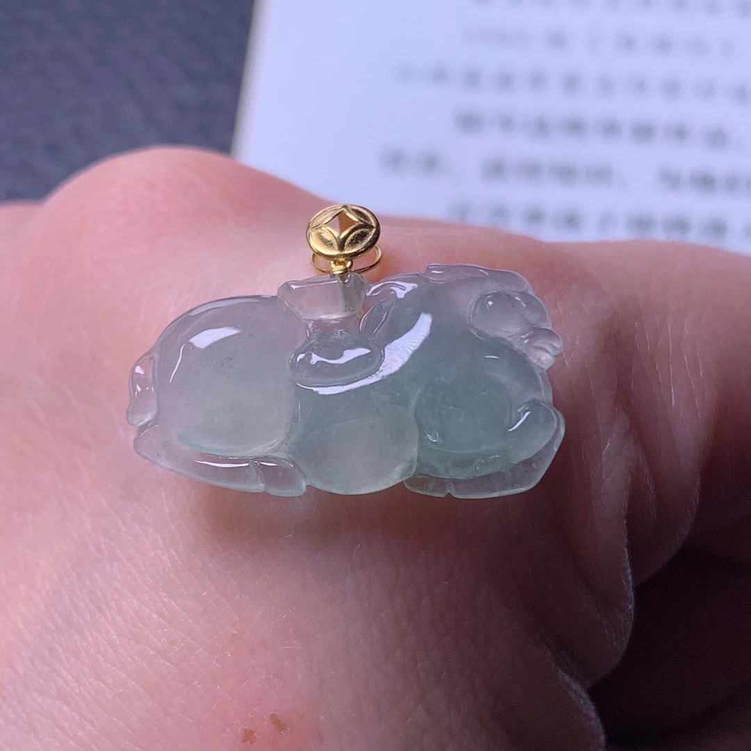 天然缅甸a货翡翠18k金扣冰种唐马马上有钱玉吊坠挂件