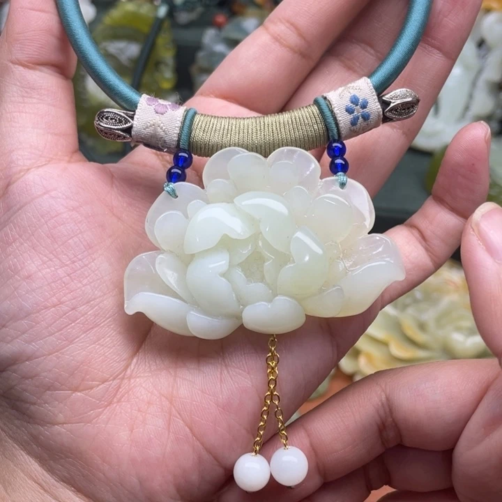 蛇纹石玉吊坠合金