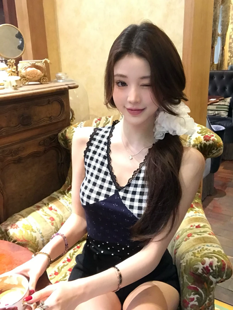 不冷BULENG 通勤气质复古格子拼接斑点碎花V领显瘦短款上衣