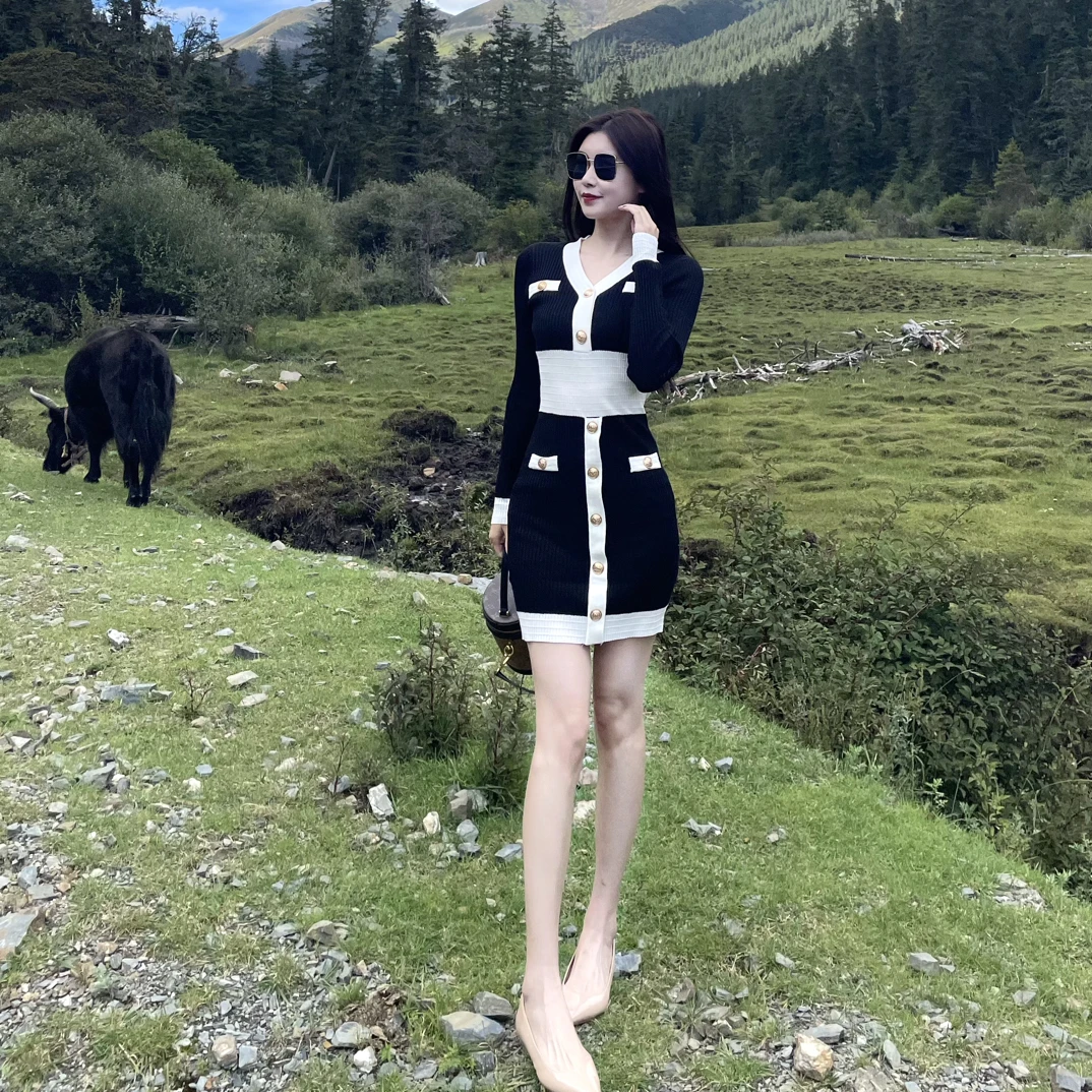 黑色金扣设计感长袖气质连衣裙显瘦针织时尚修身包臀小香风短款