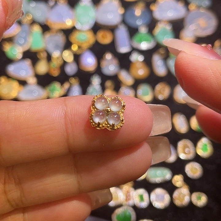 翡翠足银镶嵌颈饰