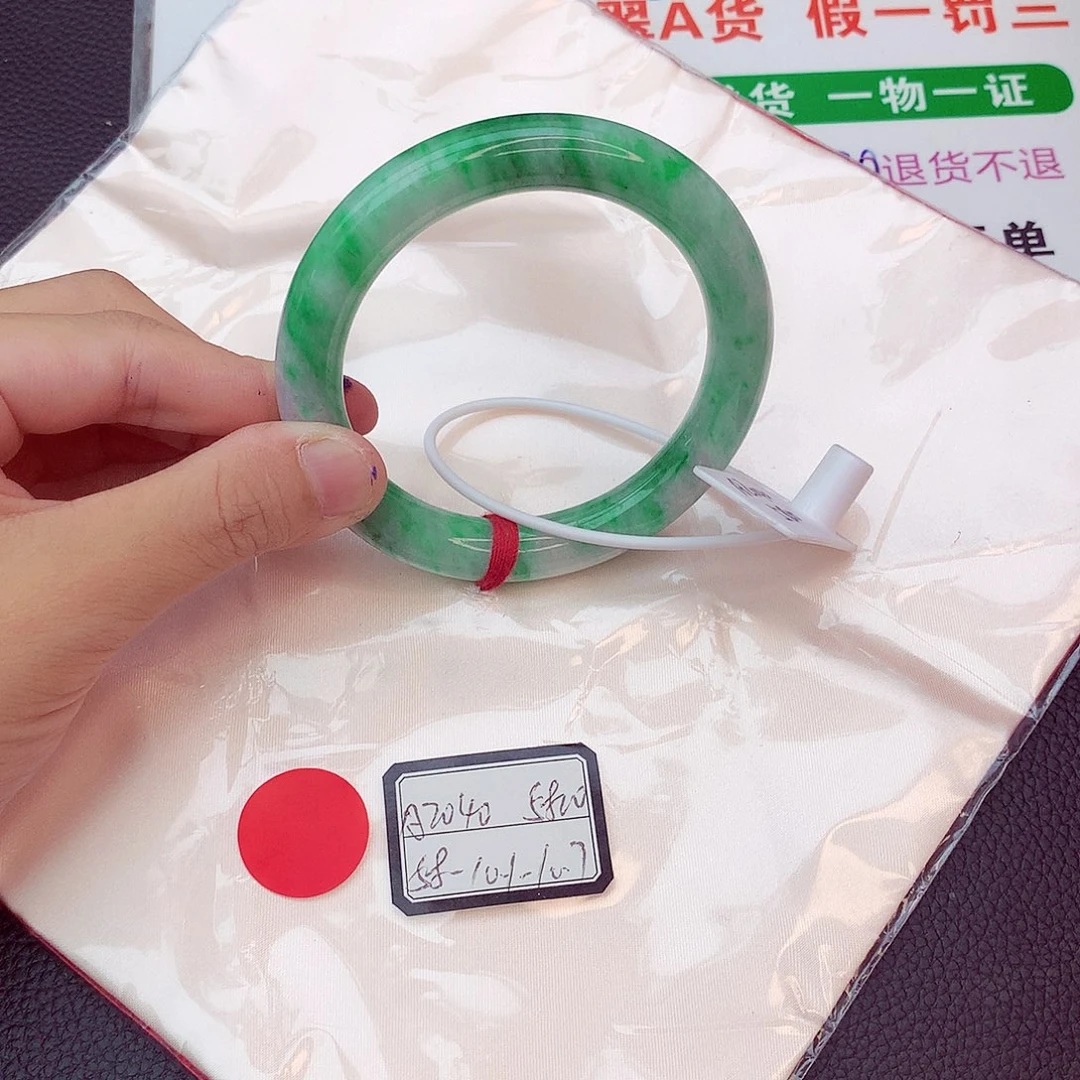 翡翠手镯足铂镶嵌翡翠