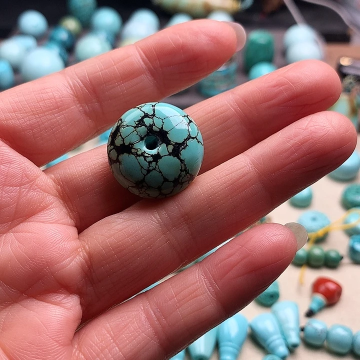 至***宝绿松石未镶嵌颈饰