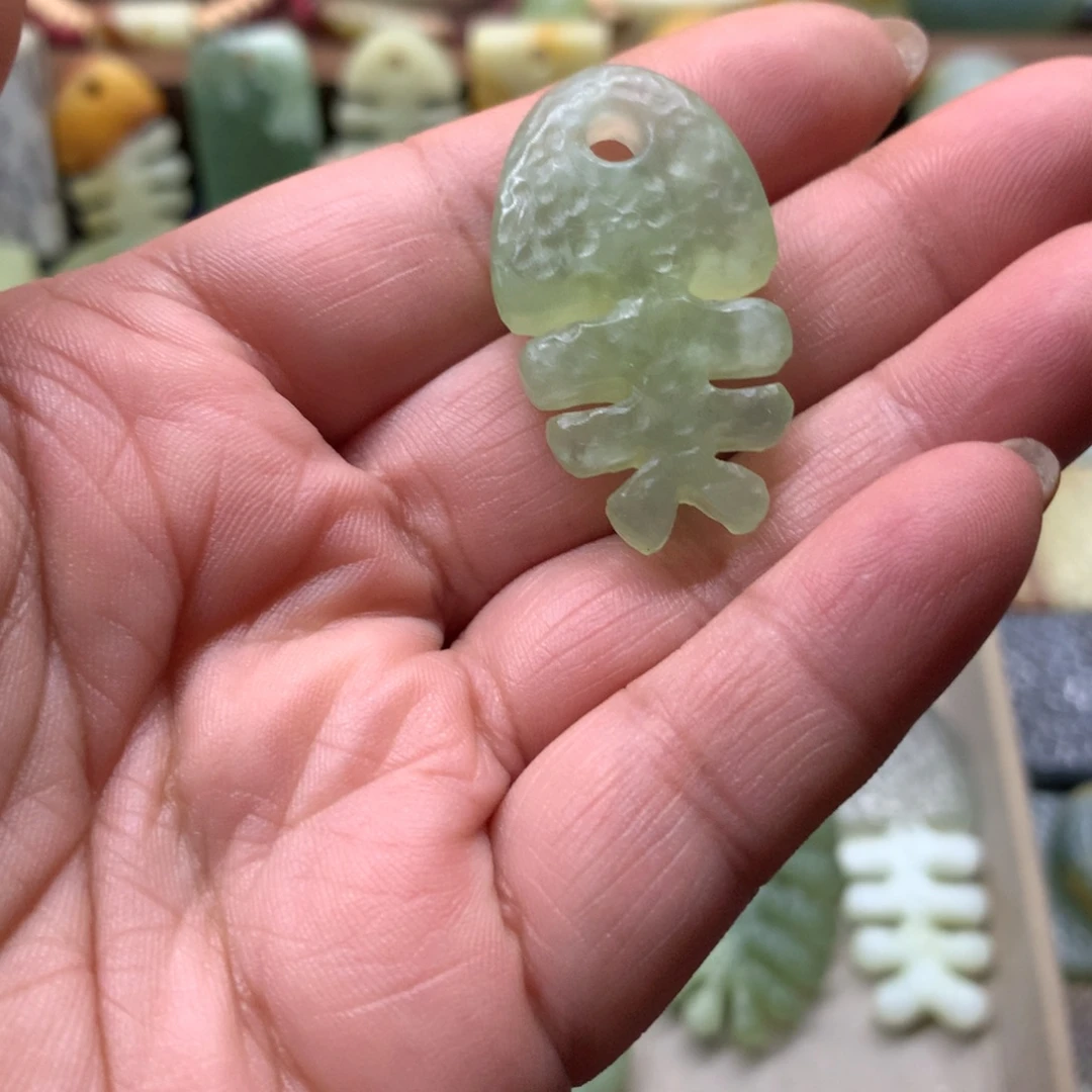 地***者蛇纹石玉未镶嵌颈饰