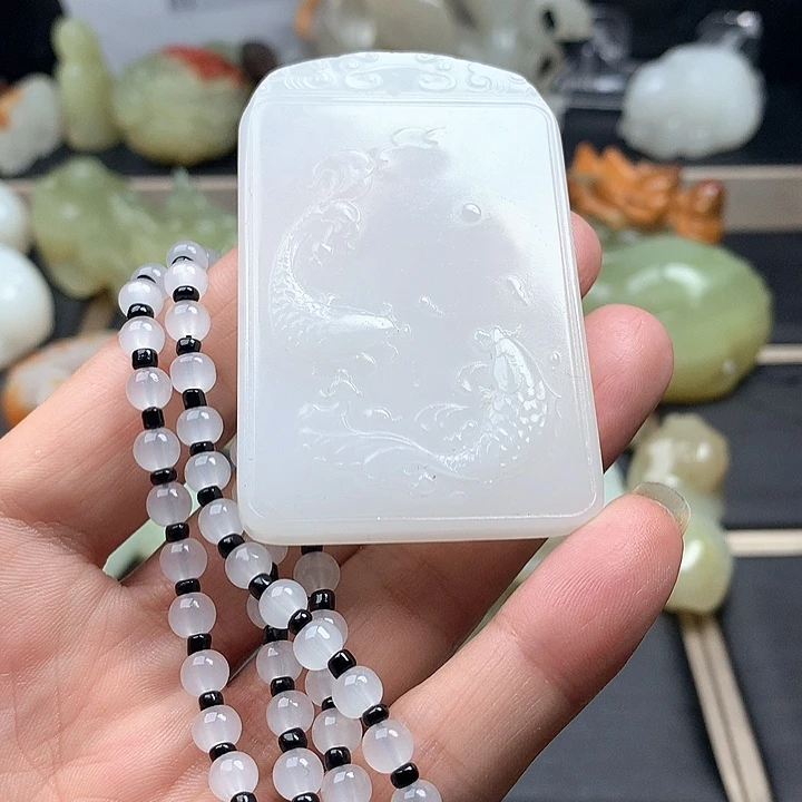 透闪石质玉颈饰未镶嵌曾**有