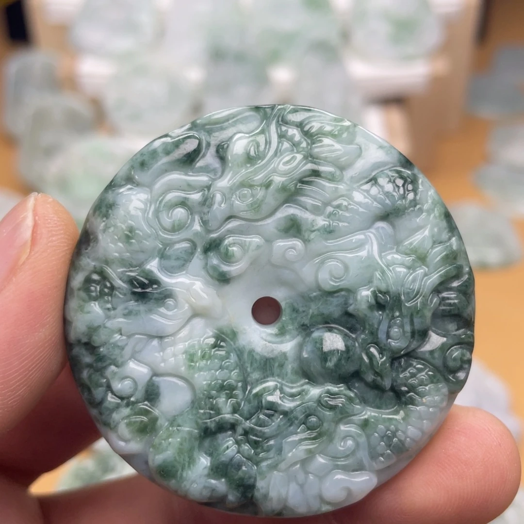 翡翠未镶嵌颈饰九龙扣
