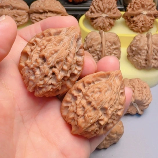 十三陵鸡心文玩核桃