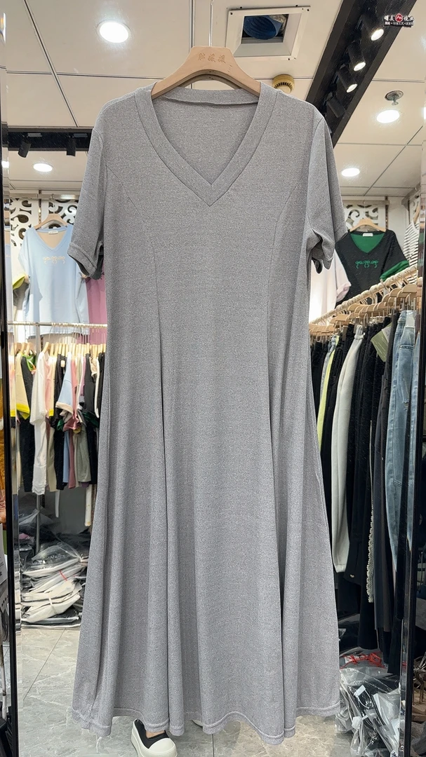 V领修身气质大摆型连衣裙