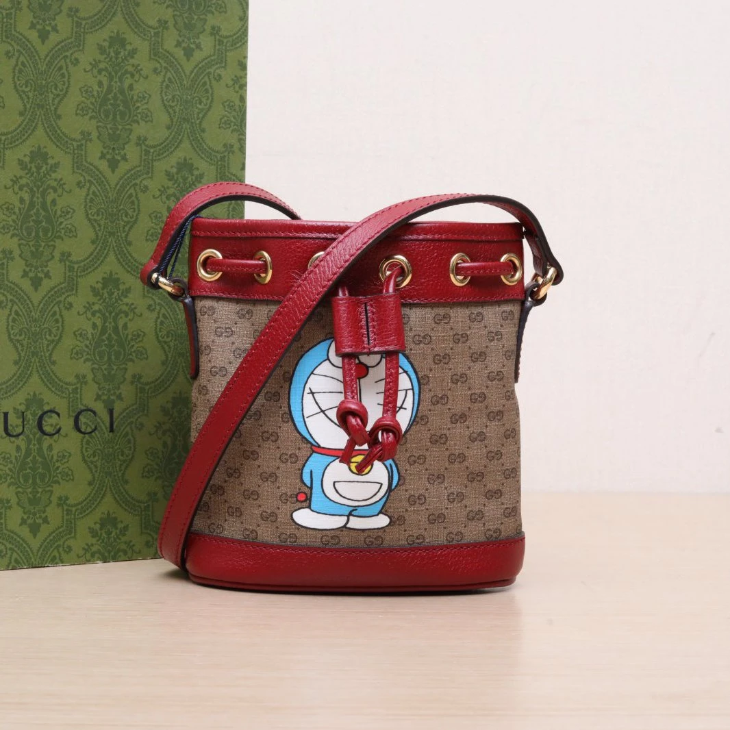 99新 GUCCI/古驰 攀攀 哆啦A梦联名 抽绳 水桶包 红色 皮革/PVC