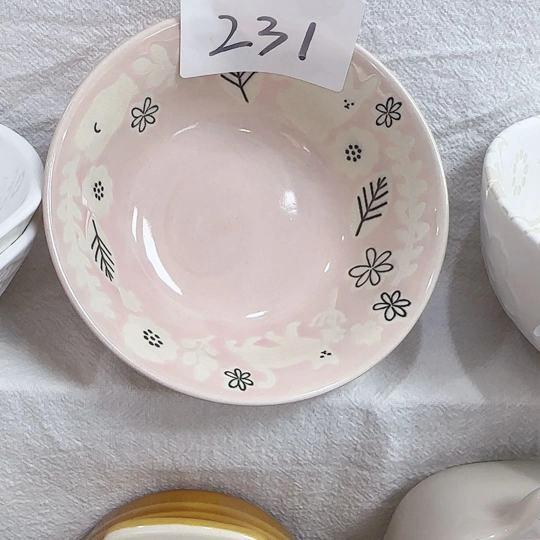 瓷片五个小花碗，。