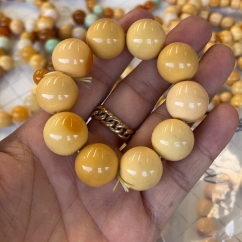 【闪购商品】石英质玉（黄龙玉）颈饰未镶嵌豪*到