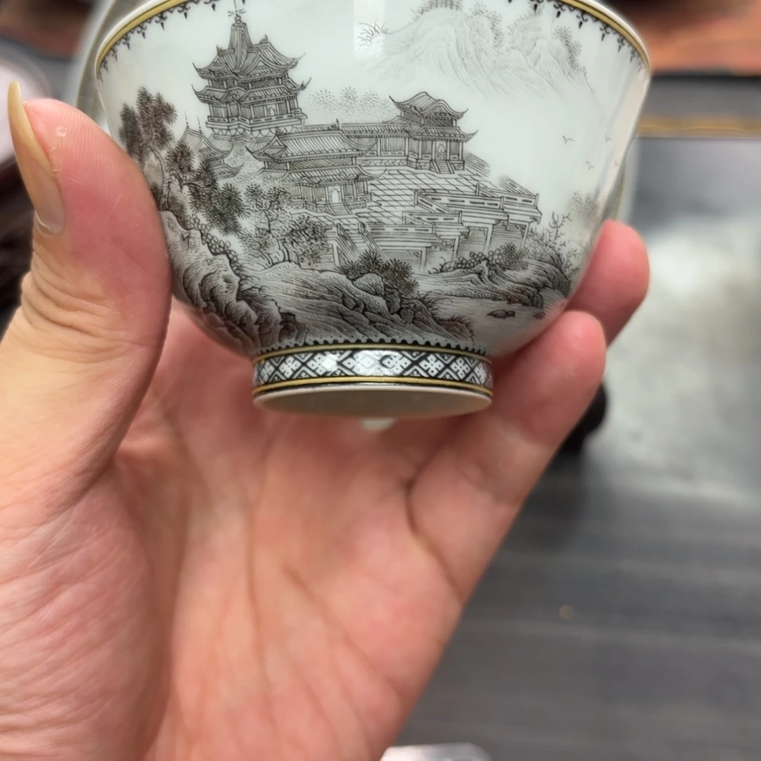 淡***定手绘墨彩楼阁杯子