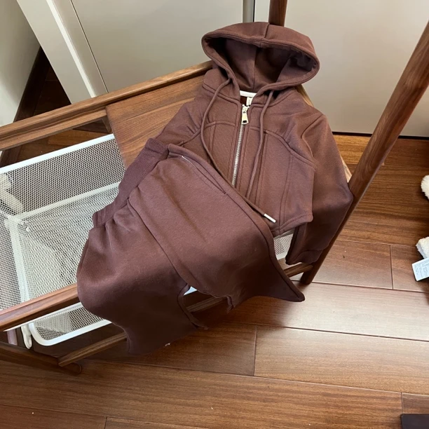 【编号N832】68132-13-儿童时尚连帽加绒套装深咖色-LDFS