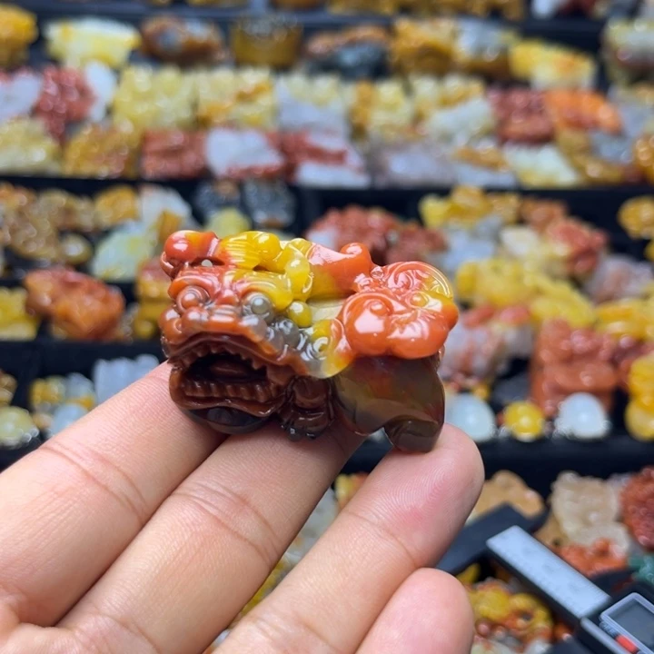 未镶嵌石英质玉（黄龙玉）颈饰