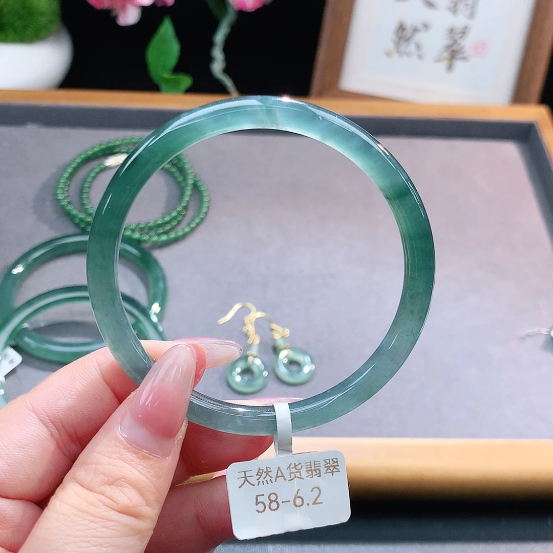 未镶嵌手镯（圆镯）翡翠