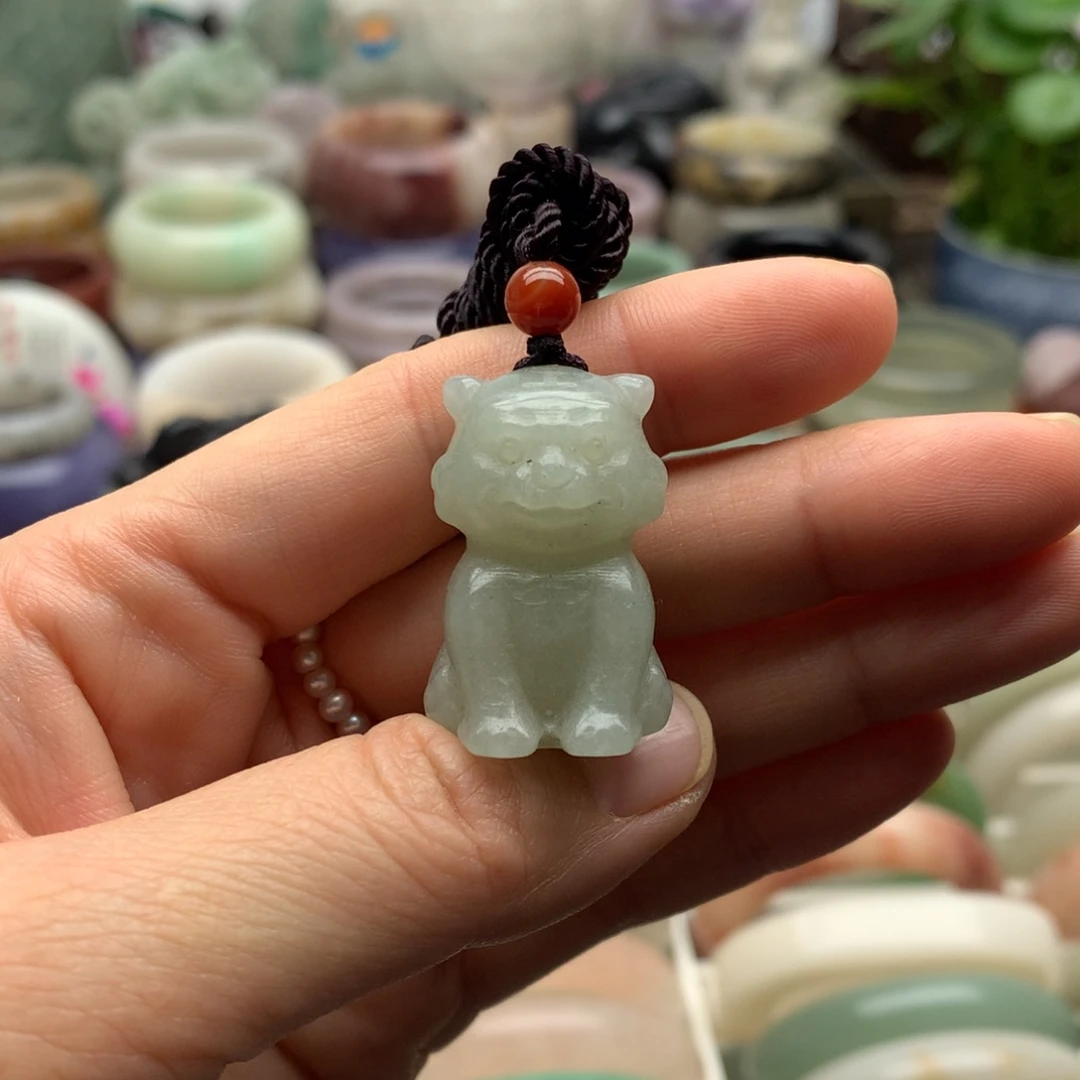 石英岩玉未镶嵌手镯小老虎吊坠