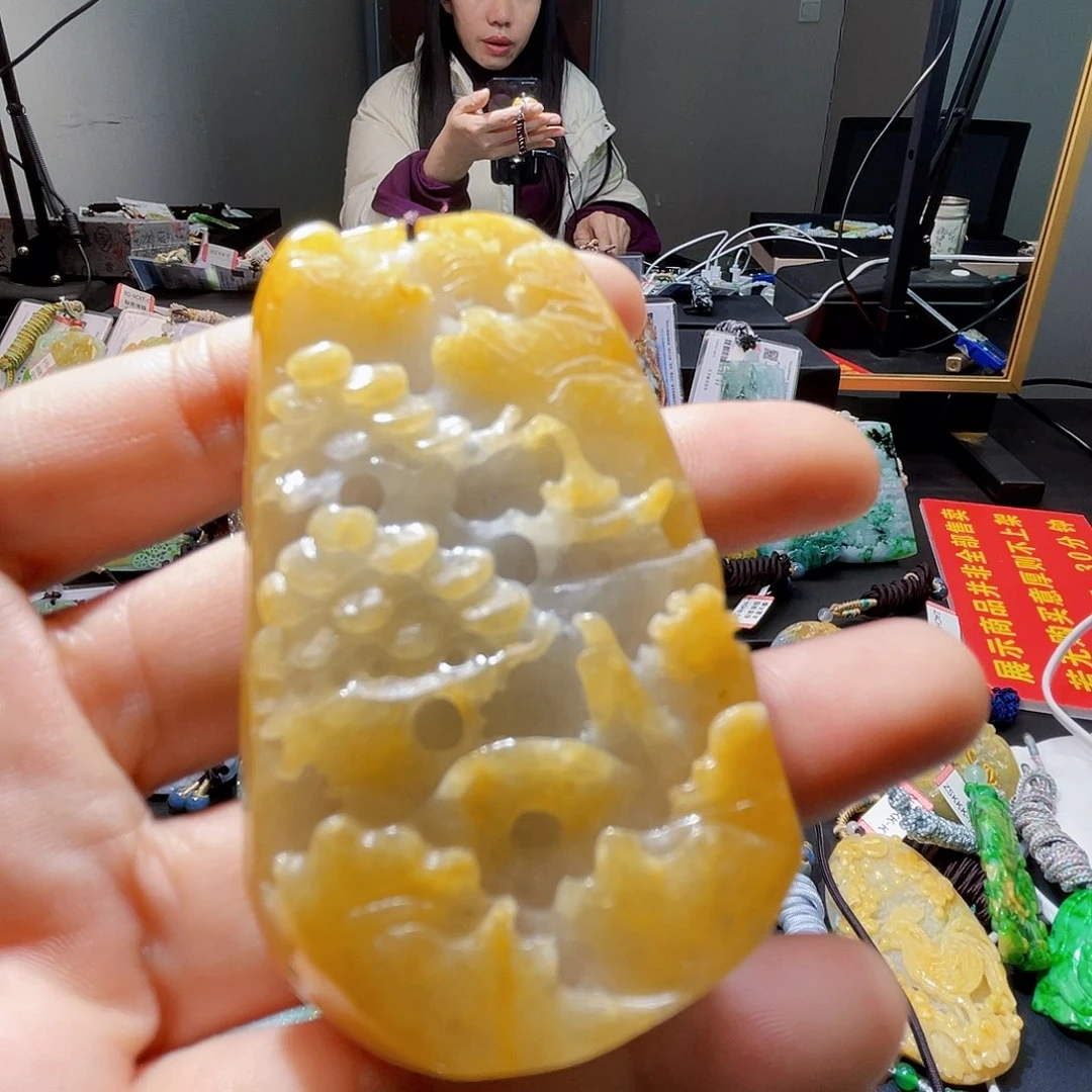 颈饰未镶嵌翡翠?一