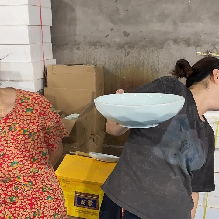 瓷片青瓷十英寸几何图形大汤碗一个，微瑕包邮
