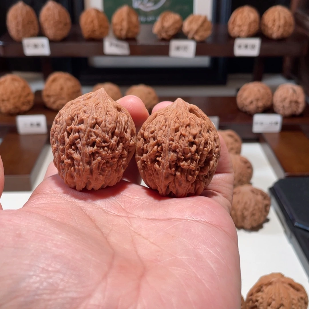 核桃文玩核桃大蒜头36小浮黄不面试