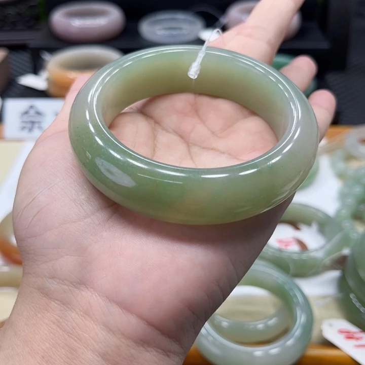 石英质玉手镯未镶嵌爱****子