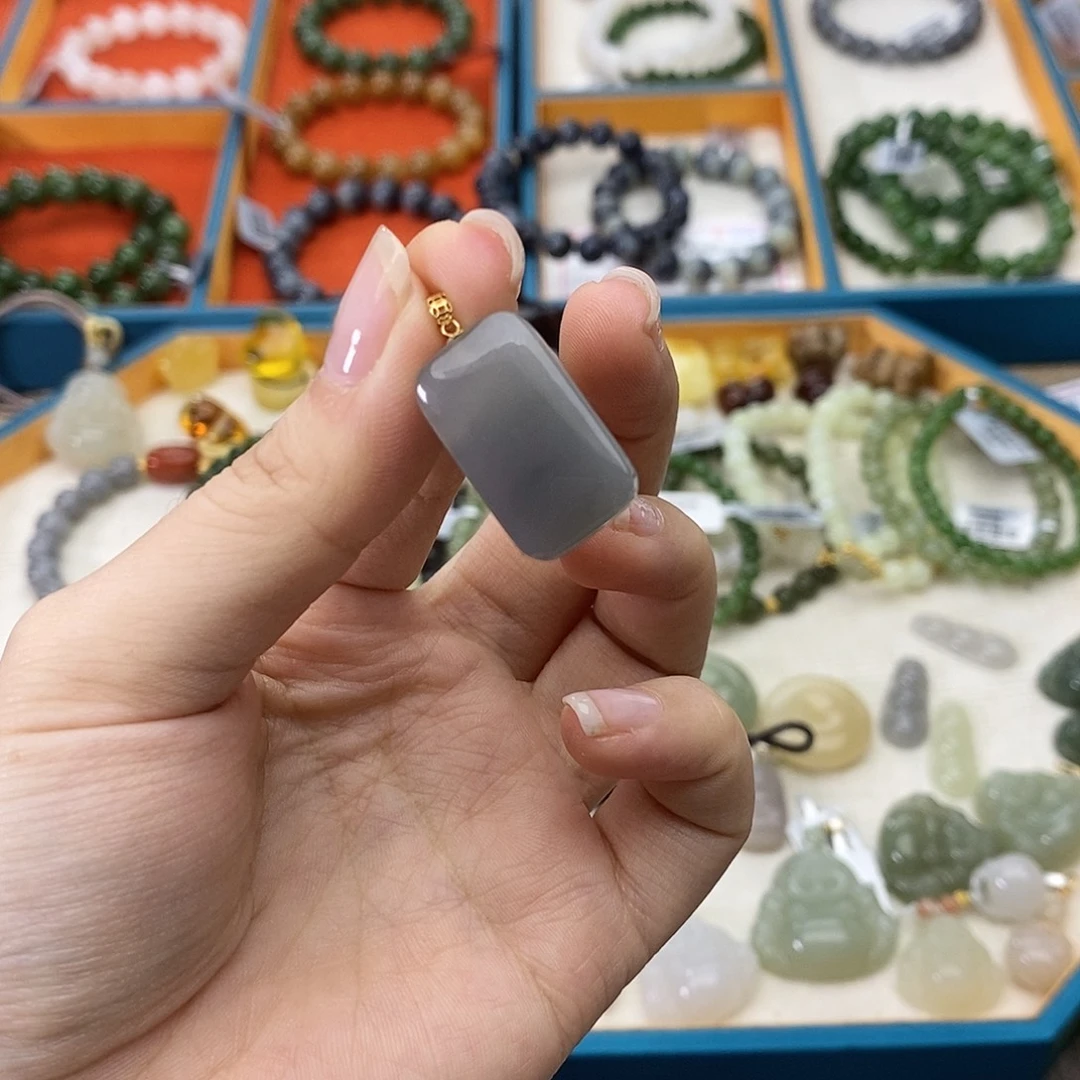 和田玉18K金镶嵌颈饰w24烟紫色无事牌