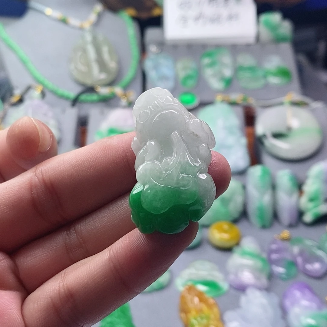 翡翠未镶嵌吊坠(赠链)