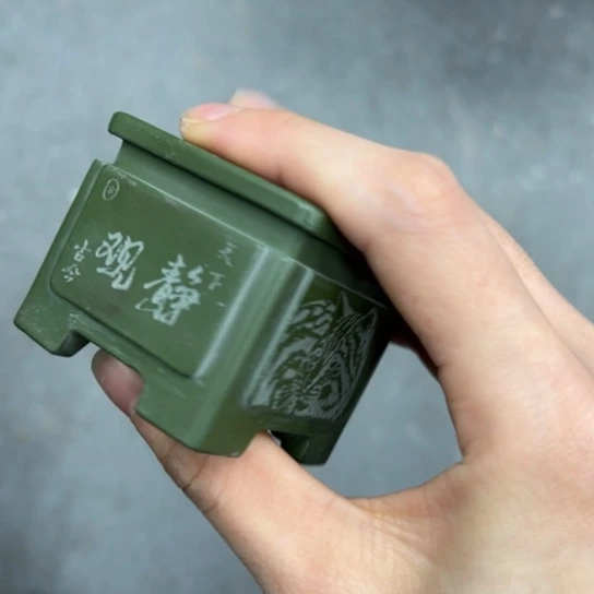 紫砂花盆中放一盆花