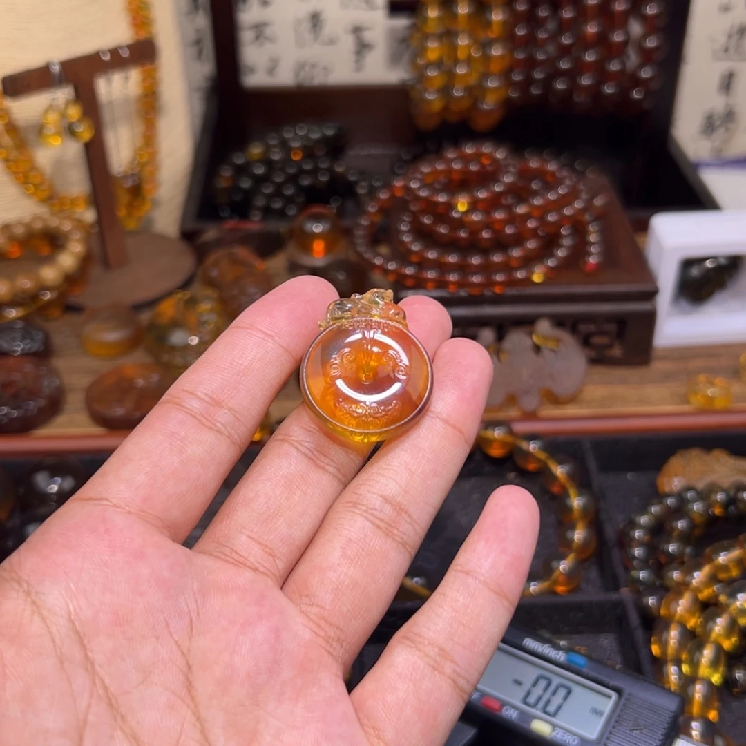 琥珀未镶嵌颈饰平安扣