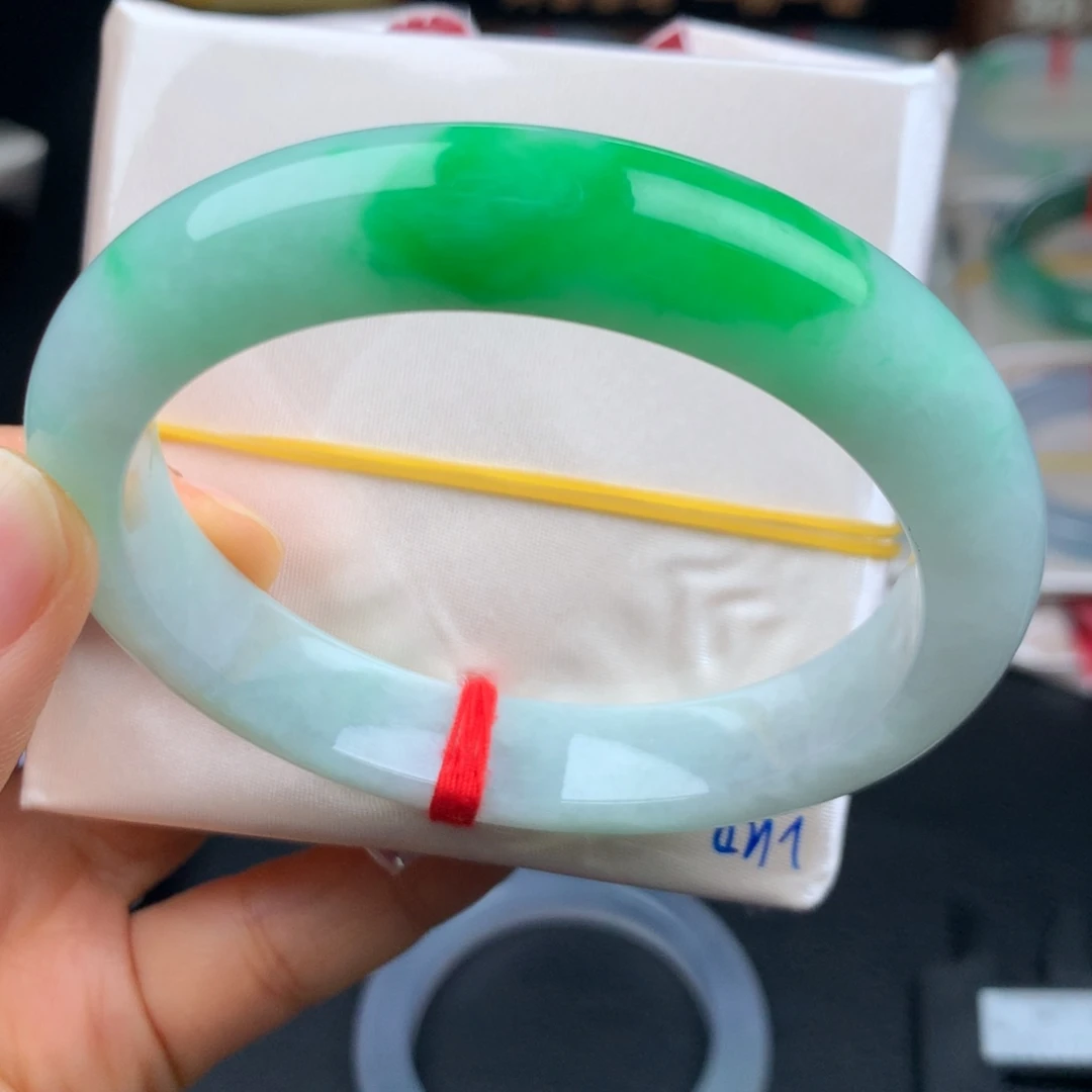 翡翠未镶嵌手镯白底青