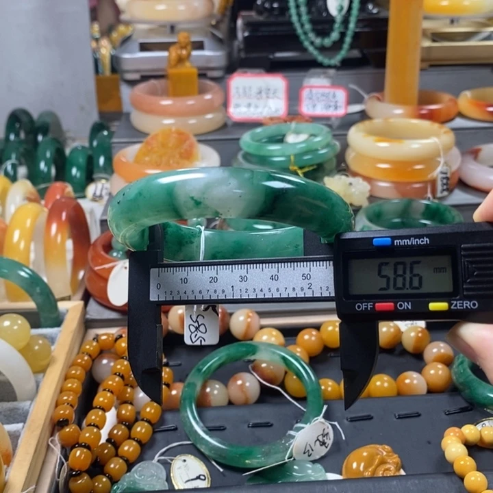 好***来石英质玉（黄龙玉）未镶嵌手镯